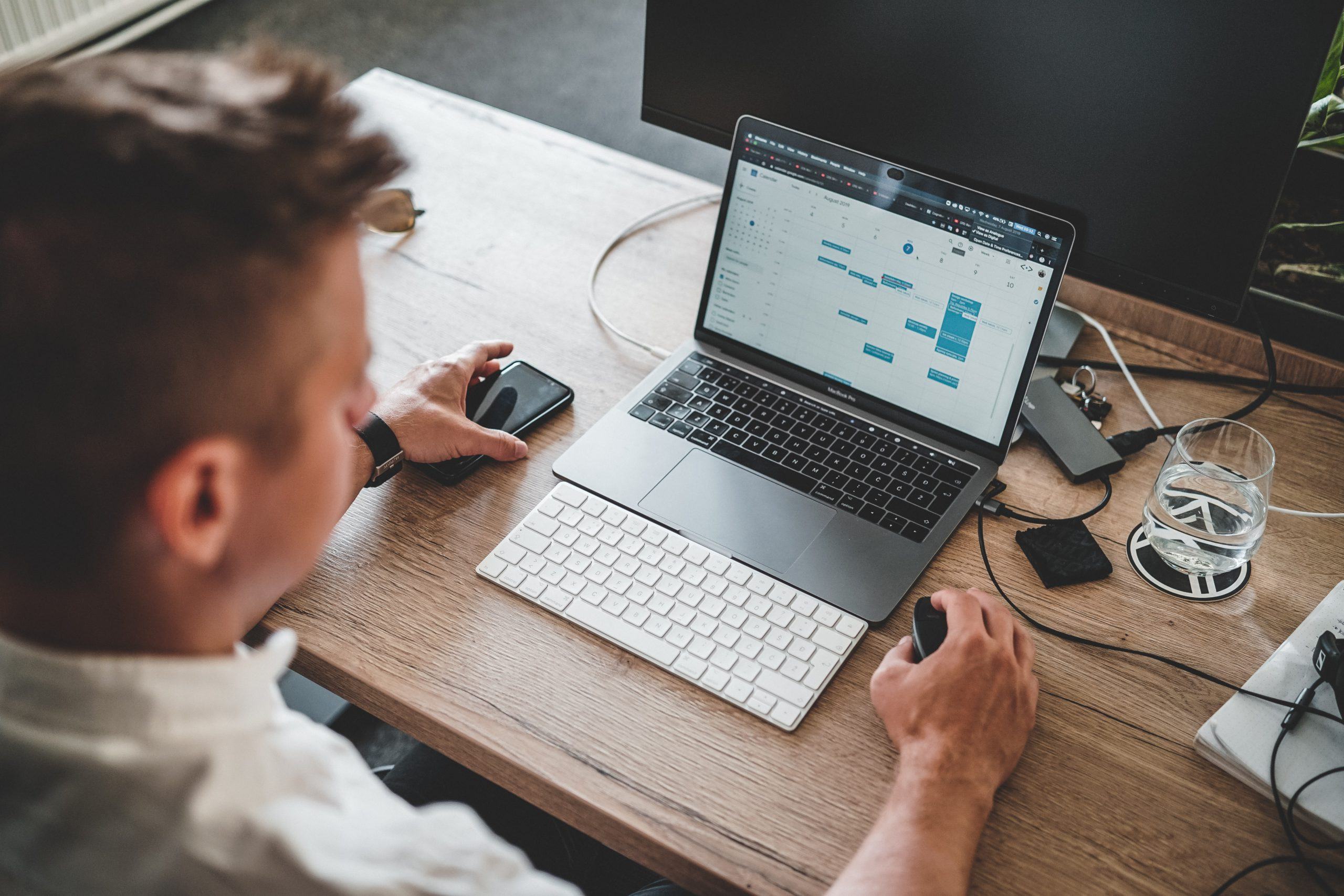 google-calendar-laptop-businessperson-1-scaled